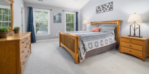 Creating a Cozy Atmosphere: Essential Decor Tips for Your AirBnB